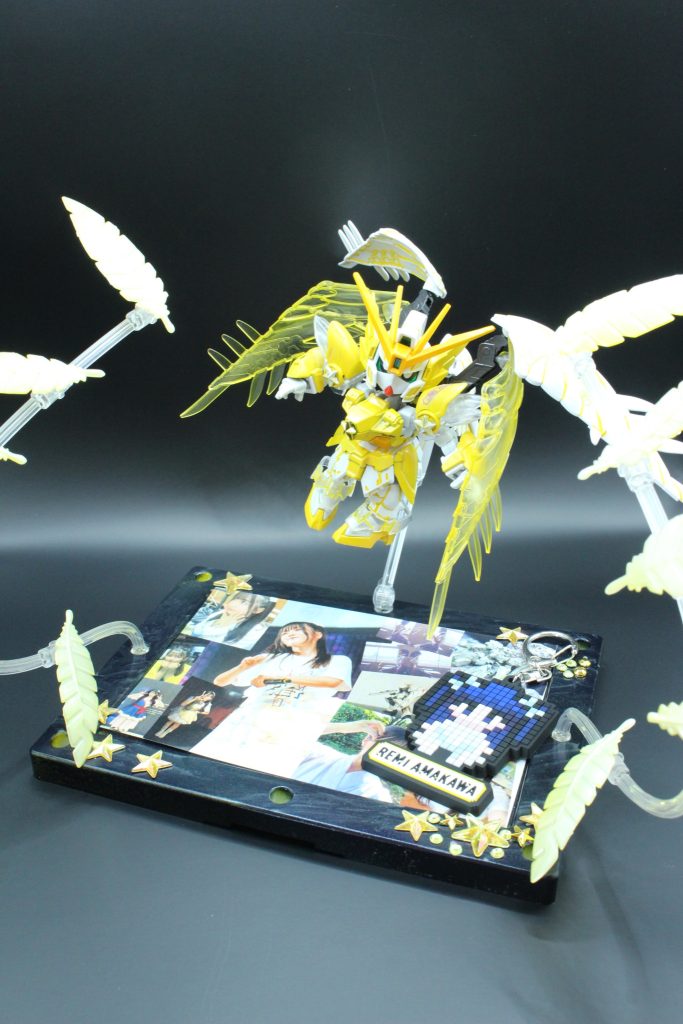 天川れみちゃんは担当カラーが黄色。そして、本人の好きなMSがウイングガンダムということでしたので、SDガンダム クロスシルエット ウイングガンダムゼロEWを基本に作成しました。