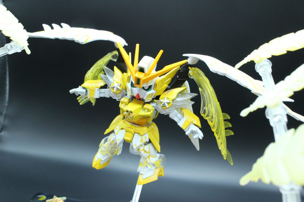 羽根は贅沢に2セット装着。世界をはばたくアイドルとして頑張ってほしいイメージです。