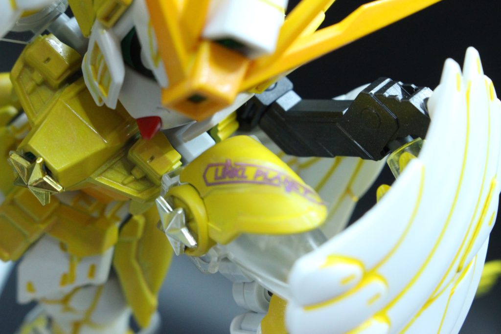 デビューシングルの特典である「メタリックHGガンダムアメイジングバルバトスルプス」に付属のリンプラデカールを貼っています。