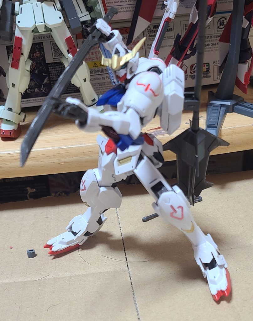 付属の刀を持たせて一枚。今回は武装にのみ汚しをいれました。ちょっと入れすぎたかも?