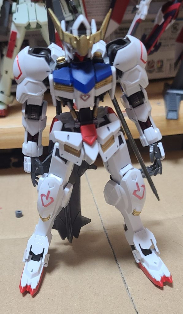 普通に立ち姿。腕や脚のフレーム部にあるコード?はフレームの整形色にシャアレッドを。黄色の成型色パーツは一律でゴールドに。シリンダーはゴールドとシャインシルバーを使いました。このコード部にシャアレッド使うのお気に入り何ですよね。 ちなみに開き手はこの前の拡張パーツセット12から。