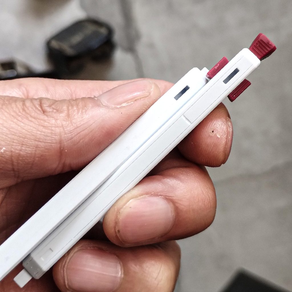 プロペラントタンクにスジ彫り。