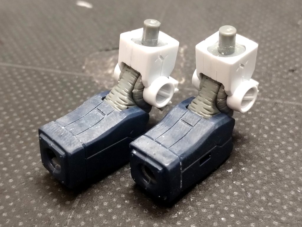 腕にもスジ彫り。今回全体的にこれくらいのあっさりしたスジ彫りを施しています。