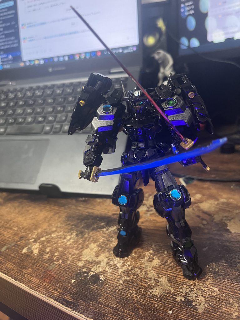 妖刀と目はブラックライトで発光します！