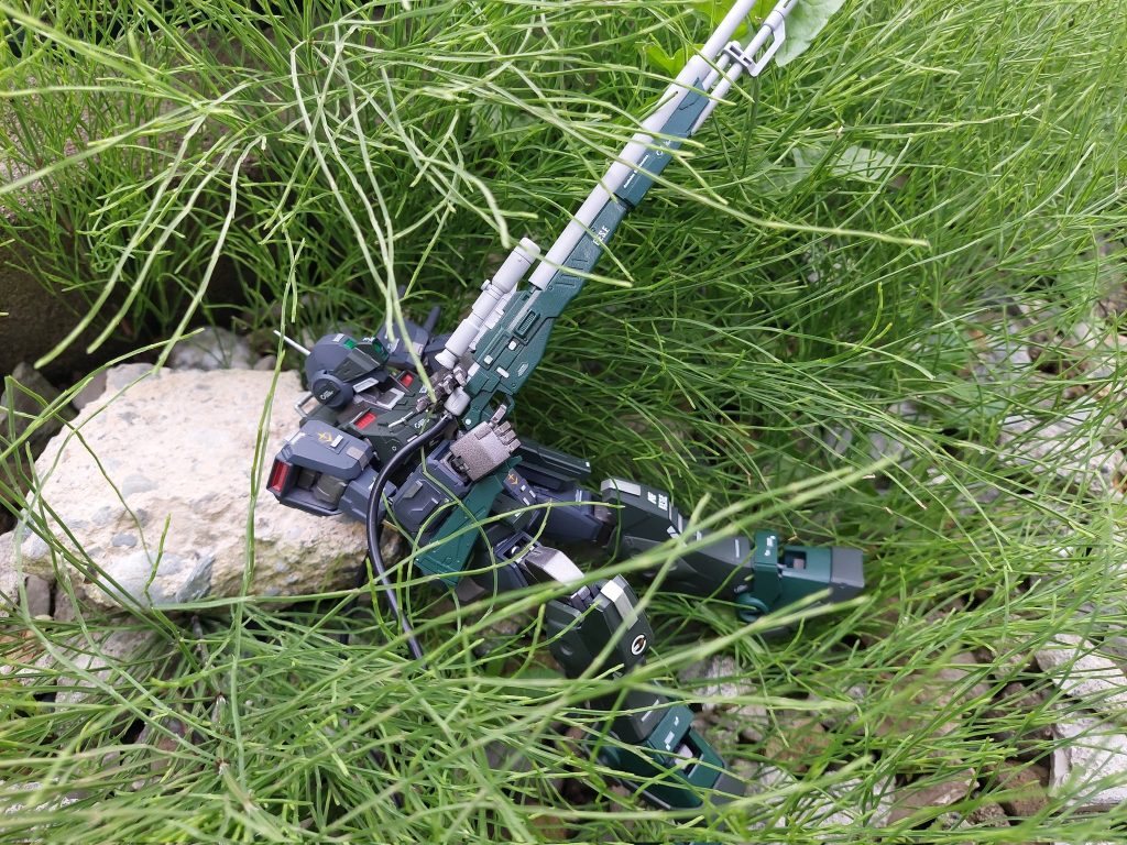エコーズは基本的に宇宙で活躍しているイメージですが、一応地球でも(というかどこでも)任務をしているそうです折角なので庭で撮影してみました!やっぱりライフルは長ければ長いほど狙撃感が出て良いですな
