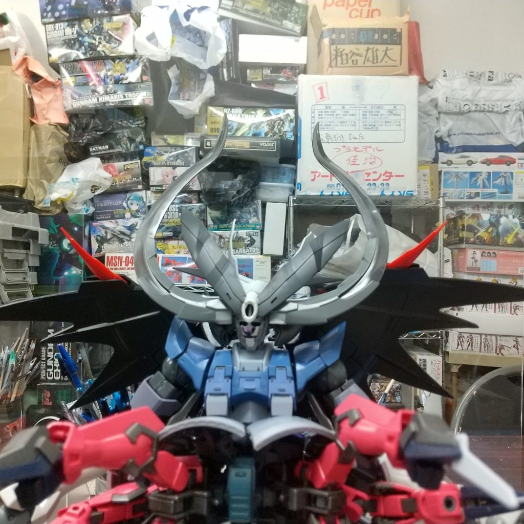 足や腕？翼で頭が埋もれてしまうので、大きなツノをつけることにしました。