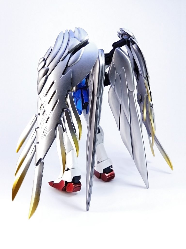 ウイングゼロEWの最大の特徴である翼部分は、スーパーファインシルバーで塗装。落ち着いた色味ながら、高級感も感じられる塗料です。