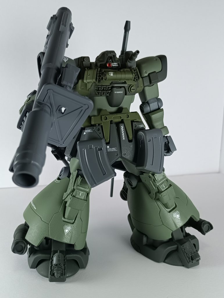 主な改修点として、プロポーションの変更(腰・腿の延長)と、全体的に丸みを帯びているように感じたため、その部分に戦車のプラモのパーツを張り付けてごまかしています。