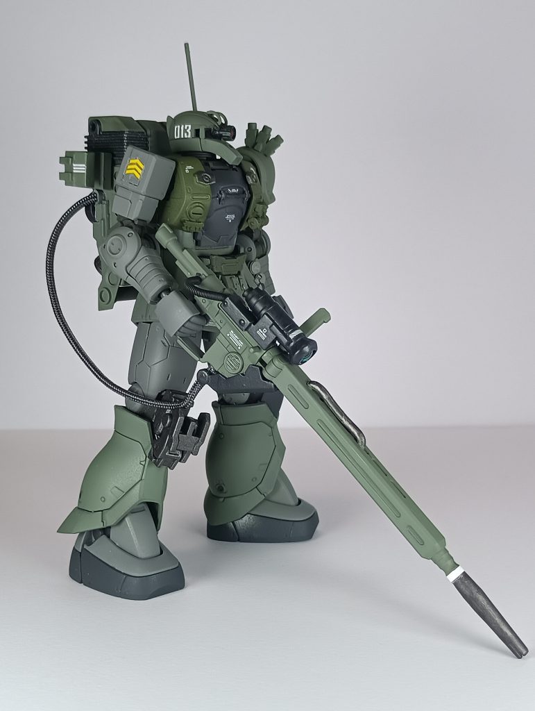 前回のザクを作ったときに僚機も欲しくなってしまい、予定を前倒して制作中だったザクスナイパーを同じように戦車のプラモのパーツを付け、色やデカールも合わせてみました。