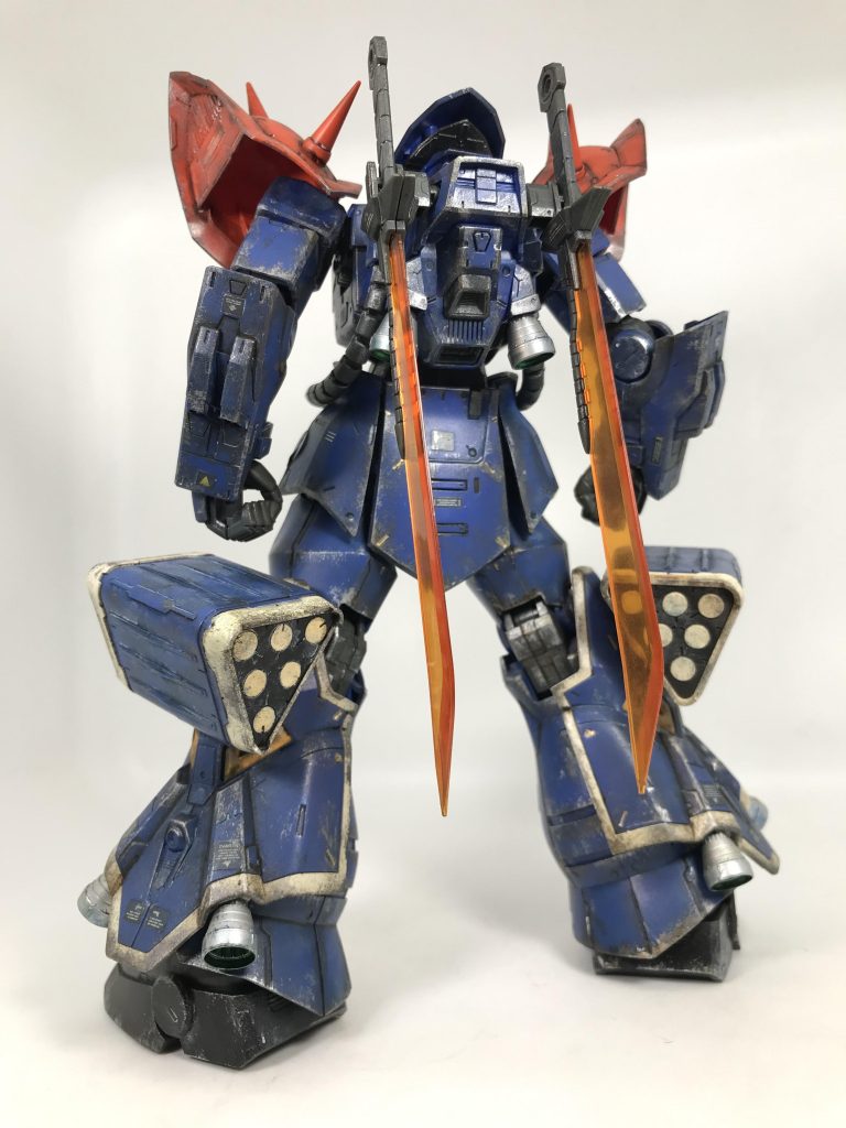 このカラーの機体は本当にウェザリングが難しい…定番の焼鉄色のチッピングが多すぎると、全体的に暗くなりすぎるし…シルバーの汚しが多すぎると、くどくなりすぎてしまう…😱