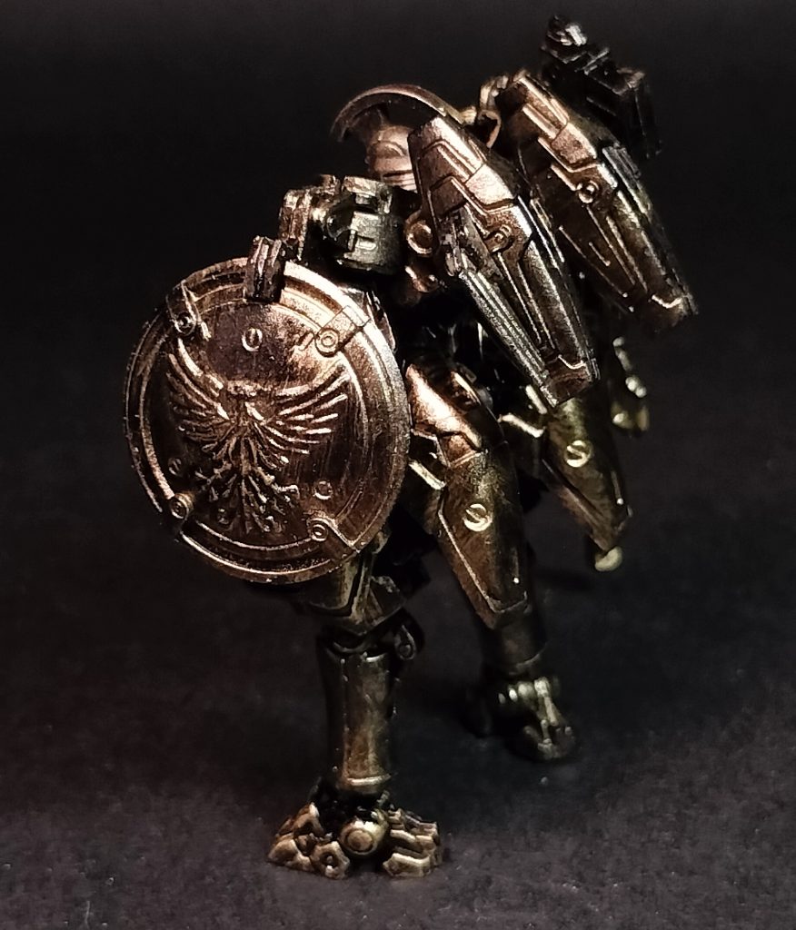 ベタに金の塗料を塗っても、あんまり金色に見えないのが悩みでした。写真に撮るとなおさら金色に見えず、気持ち光沢感のある黄土色にしか見えず・・・。