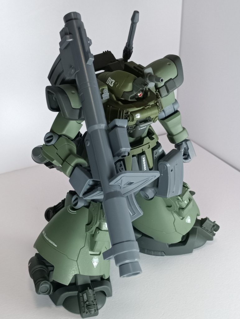 頭は通常のドムの形状になるよう変更。色とデカールについては、前に作ったザク・旧ザクと同部隊という設定なので合わせております。(切り込み担当)