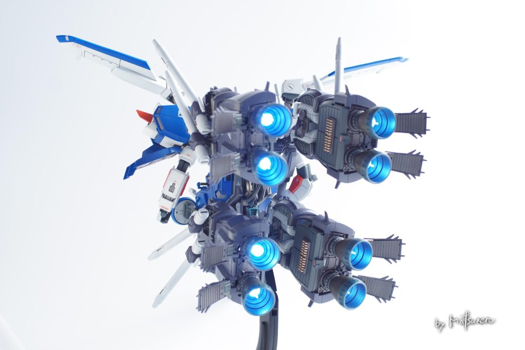 ブースターユニットのノズル内部は、LEDを仕込んでいます。ブースターユニット個々に電池をセット。レジンでもありますので、重量がかなりあります。リニアシート単体では差ほどではないです。なお、リニアシート背面には、メインジェネレーターを仕込んで単車のような乗り物っぽくしてあります。肩の羽は大型化したオリジナル。