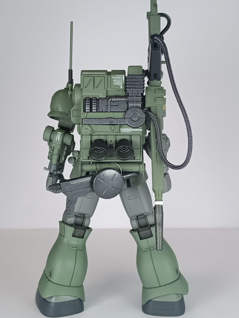 背部。目立ちませんが、ディテールアップのためパーツをあちらこちらに張り付けております。また、バーニアも大型化しています。