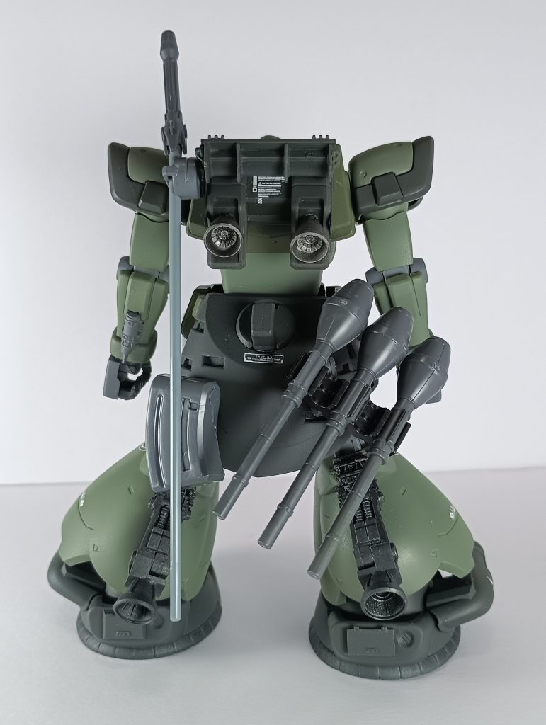 背面。ヒートサーベルはオリジンの高機動型ザクより拝借しています。ランドセルも個人的にボリューム不足と感じたので、パーツをあれこれつけております。