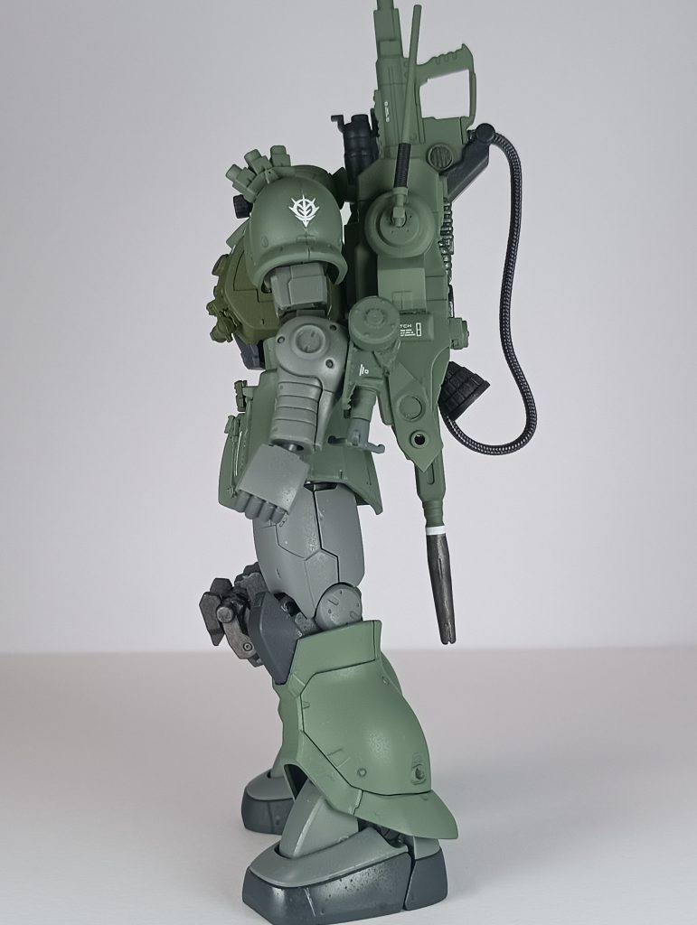 側面。同じく目立ちませんが、左腕にはワイヤーウインチを取り付けています。