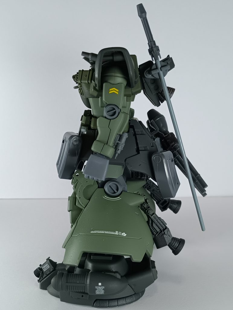 側面。足にはブースターを増設。足先には急な加速への対策でセンサーを取り付けています。また、左腕に外付けのバルカン砲を搭載しています。