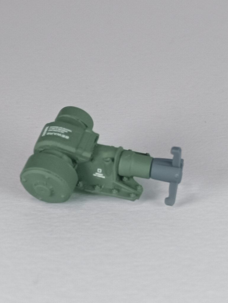 ワイヤーウインチ単体。戦車のパーツにプラパイプ等を駆使して作成。でもこんな小型の物が、70t近くある機体を吊り上げられるのかについてツッコミがあるかと思いますが、これは「ジオン脅威のメカニズム」でゴリ押しますW