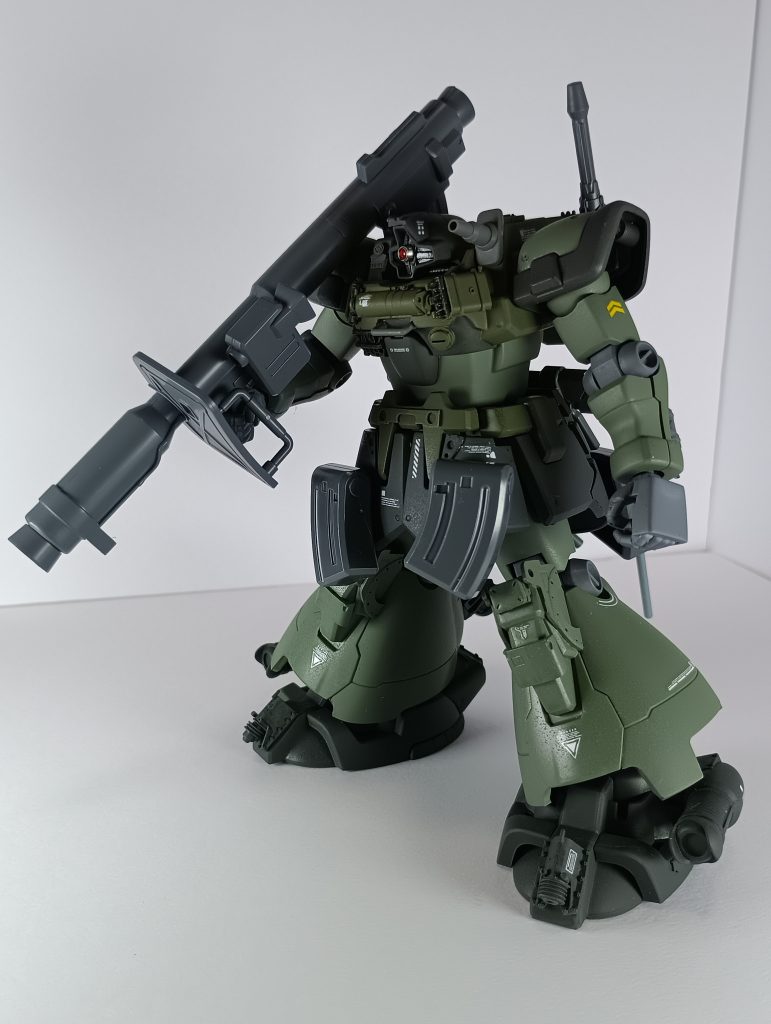 顔面横には砲塔を増設。(グレネード弾を射出するイメージ)あとドム系全般に言えるのですが、モノアイ周辺の空きが個人的にすごく気になるので、モノアイレールのイメージで細いプラ版を張り付けています。(最初メタリック系で塗ったためか、画像だと結構目立ちます・・・)