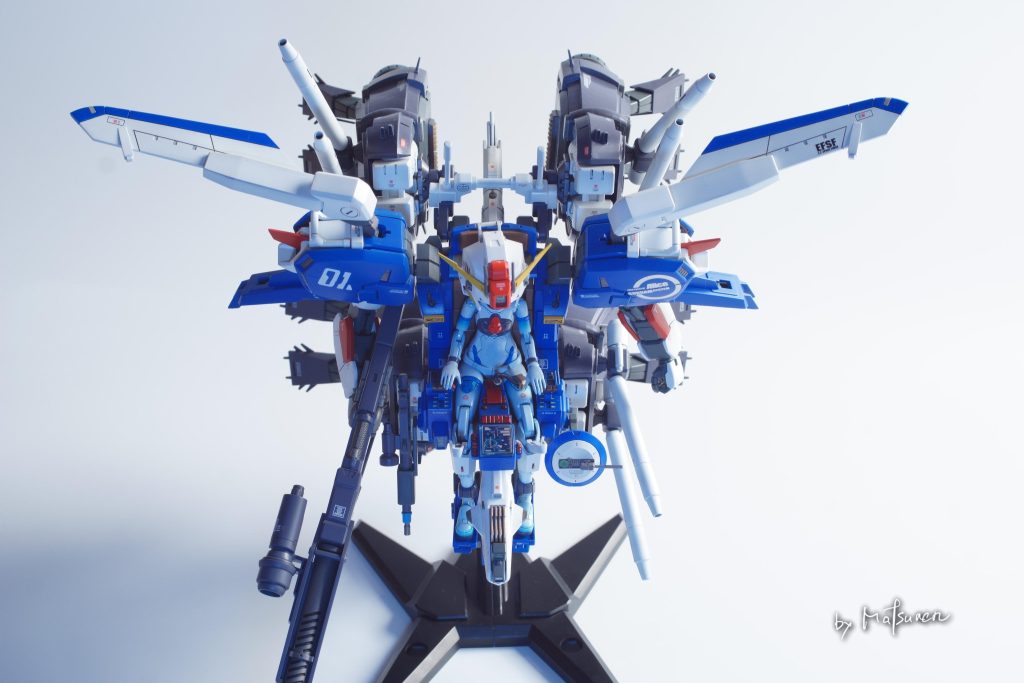 肩のウィングでイメージを大きく変えています。MGのSガンを作るときも同じパーツを流用しようかなぁ。各パーツは、きちんとこのように展示してもポージング保持できます。