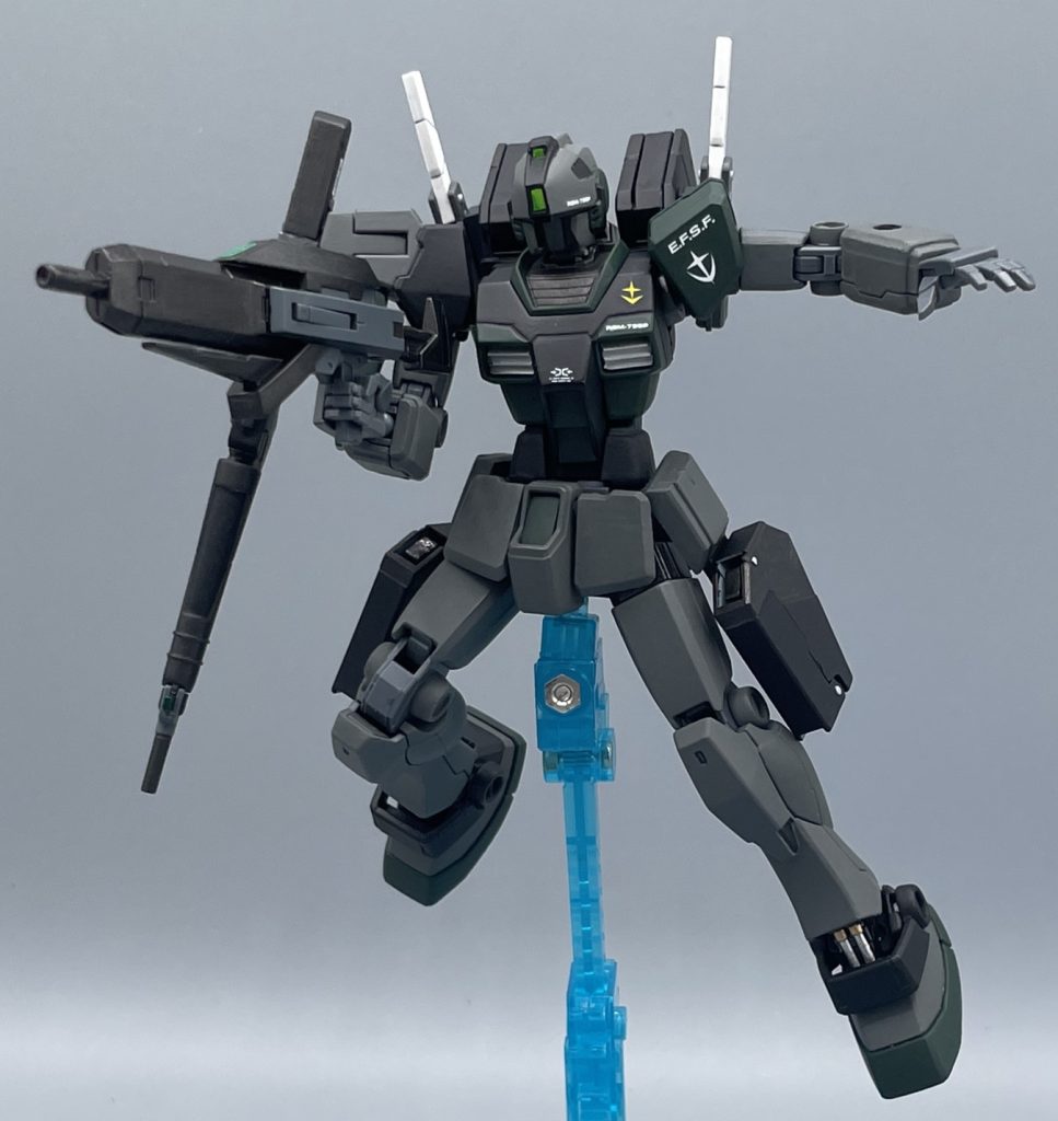 ビームライフル［ショートバレル］　本機の基本的な武装であり、ジム・コマンドのビームガンと同等の威力を誇る。しかし、本機の役割はあくまでも狙撃であるため、このライフルの運用頻度はそれほど高くはなかった。