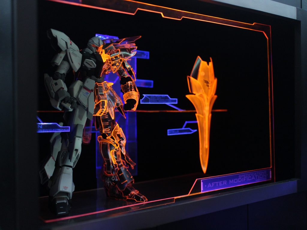 UVライトを使用した作例はこれまでにも数々あると思いますが、この作品は「ライトを意識させない」を徹底的に重視しており、肉眼で見ても発光しているように見えます。ライト本体は直視できない位置に隠しています。