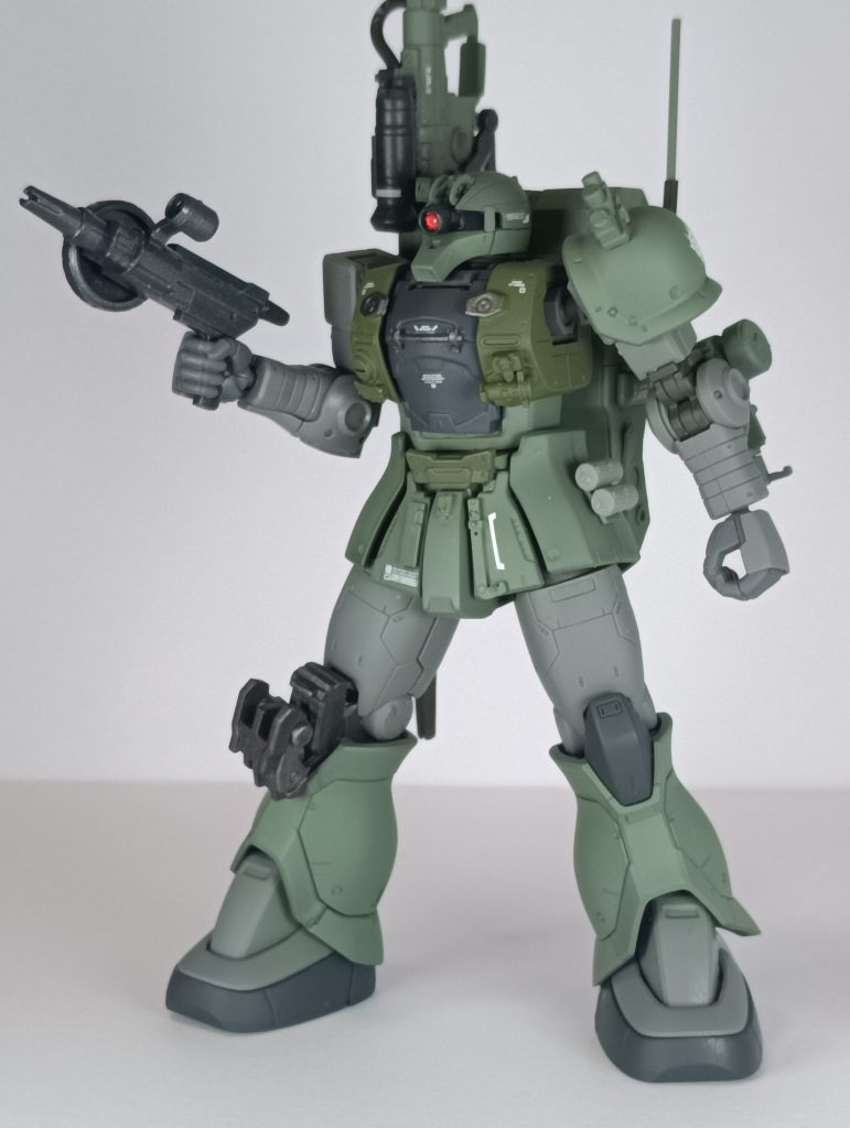 肩にスモークディスチャージャー。腰にはスタングレネードを備えて、敵が接近した際には逃げる気満々ですW。サブウェポンにショートバレルのザクマシンガンを装備していますが、これも逃げる際の牽制用と考えています。