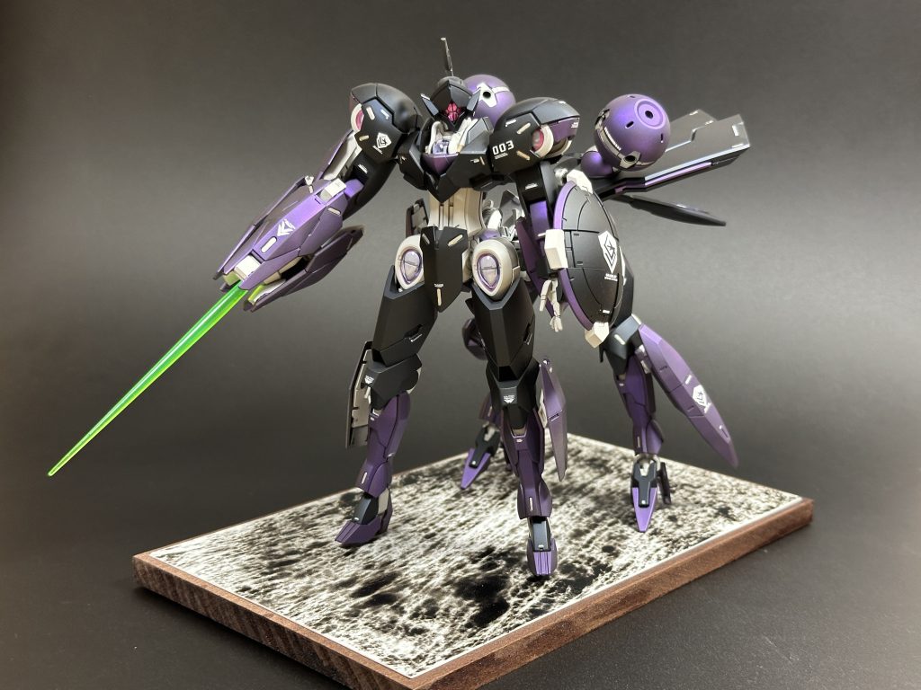 同系統であるミカエリスとベギルベウの足を組み合わることで、ケンタウロス的な形態にすれば面白いのでは？と思いつき実践。ただ実際にはパーツを合わせてみるとベギルベウの足がちょっと短く、うまくまとまらなかったので、後ろ足にも一部ミカエリスの足を使っています(このためにミカエリスは2個購入する羽目に...)。特徴的な羽パーツは向きを変えたりして強引に接着し、隙間はパテと余剰パーツで隠しました。ジークルーネは、左手の平手と盾を強奪する目的で採用。それだけだと勿体ないので胴体(ケンタウロス部分)など他部分も使用しています。別作品の機体ですがデザイナーさんが共通なのでうまくまとまった気がします。