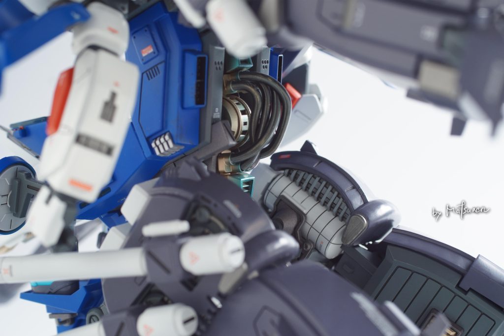 リニアシートをMSにする、というアイデアの時に乗り物っぽくするにはエンジンむき出しかなぁ、というイメージがあったのでリニアシート背面には動力パイプが不均等に伸びるジェネレーターユニットを配置勿論Sガンといえば肩へのジェネレーター内臓がありますがそうすると合計3機という事になりますか(笑ブースターユニット内側のディティールも手を抜いていませんよ。