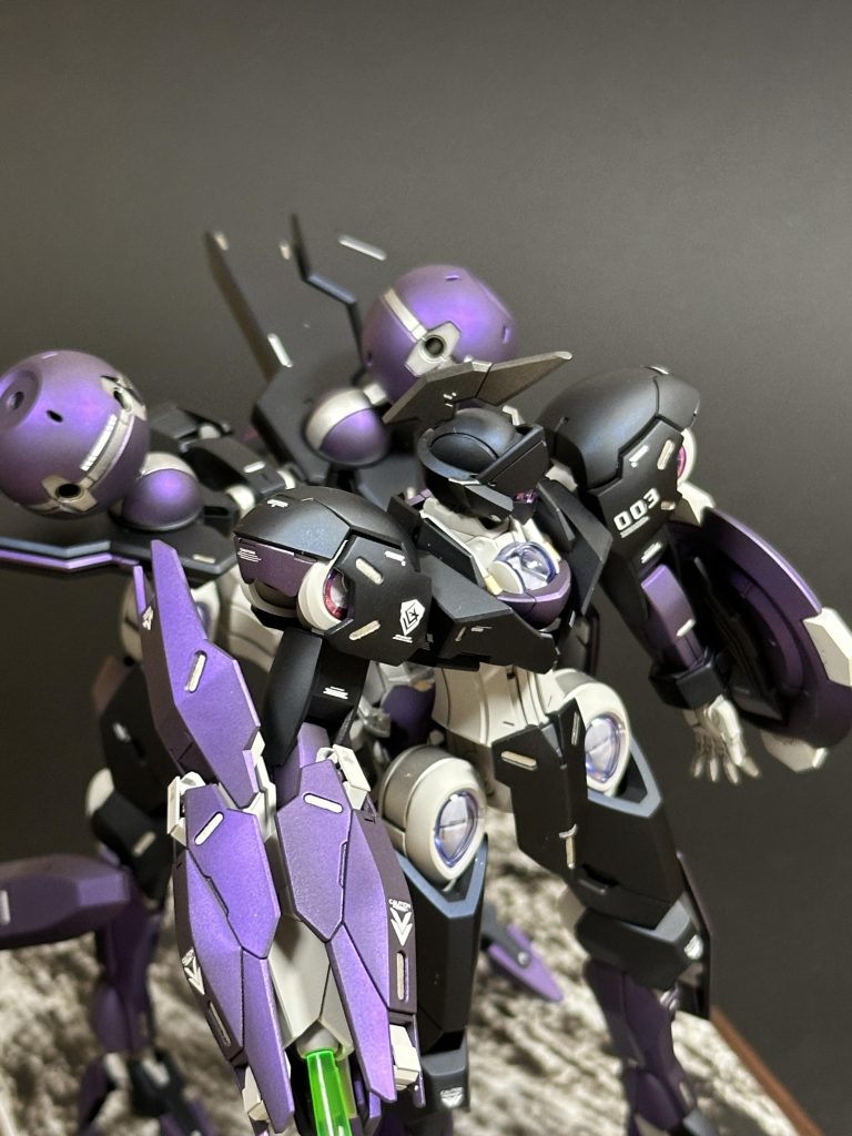 カラーリングはオリジナル。白部分を黒に置き換えつつ、関節は白寄りに。また今回初めてマットキャンディ塗装に挑戦しました。Youtubeの「花よりプラモ」さんの解説を参考にさせていただいています。◆塗装レシピ本体黒：ガイア プリズムブルーブラック本体紫：ガイア EXブラック → ガイア スターブライトアイアン → ガイア クリアパープル → クレオス アメジストパープル本体銀：ガイア スターブライトアイアン関節：クレオス ダークアース + クレオス ブラック + ガイア ピュアホワイト 関節クリアパーツ下：ガイア スターブライトシルバー → ガイア 蛍光レッドトップコート：クレオス スーパースムースクリア つや消し