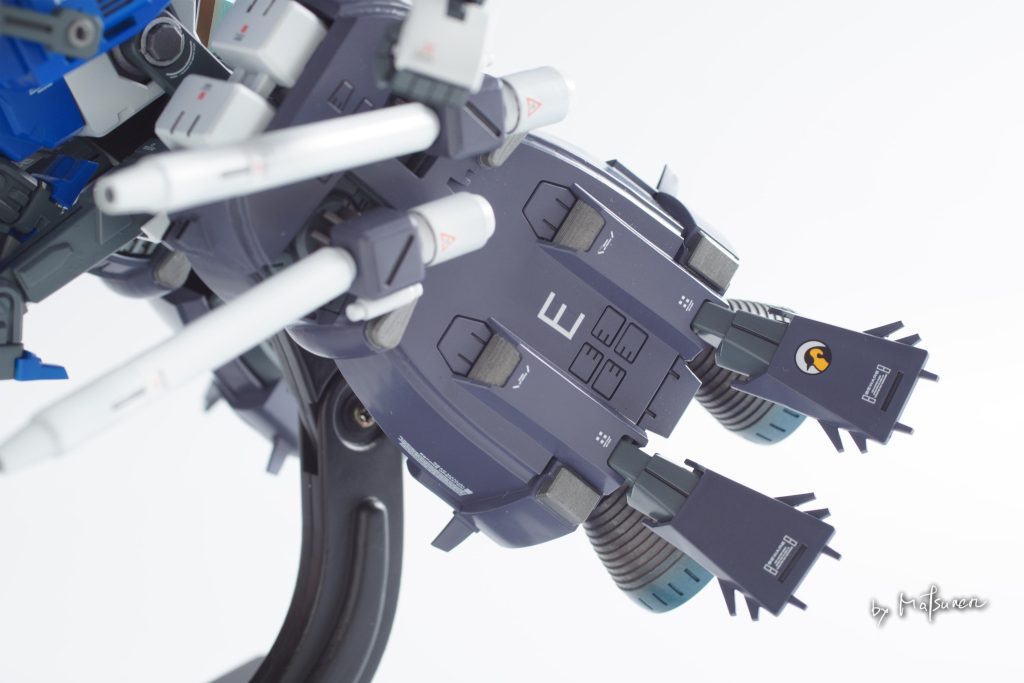 ブースターユニットは中折れも再現しています。ちょっとかわいいペンギンマークを1ヶ所だけに貼り付けて、MS少女だという主張。ビームカノンは、砲身の根元がボールジョイントなので、自由に角度がかわります。ガンダムセンチネルの設定画のように可動します。