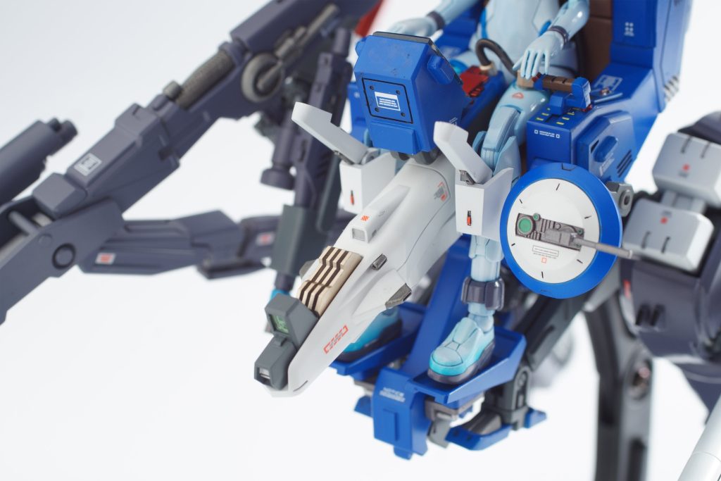 機首については、ディープストライカーのイメージを拝借。Iフィールドジェネレーターを内臓としました。レドームはビルダーズパーツ。ビームスマートガンのブースターユニットへの接続は、アームの延長をしています。