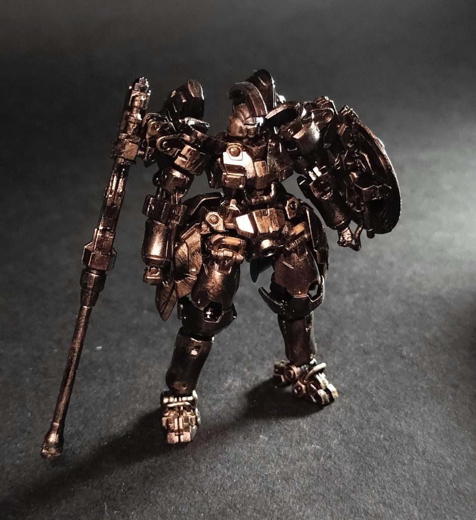 金のエナメル(4アーティストマーカーの金)でドライブラシしただけで、あとは撮影の工夫のみ。簡単なんで、余ったアーティファクトで試してみるのもいかがでしょう?