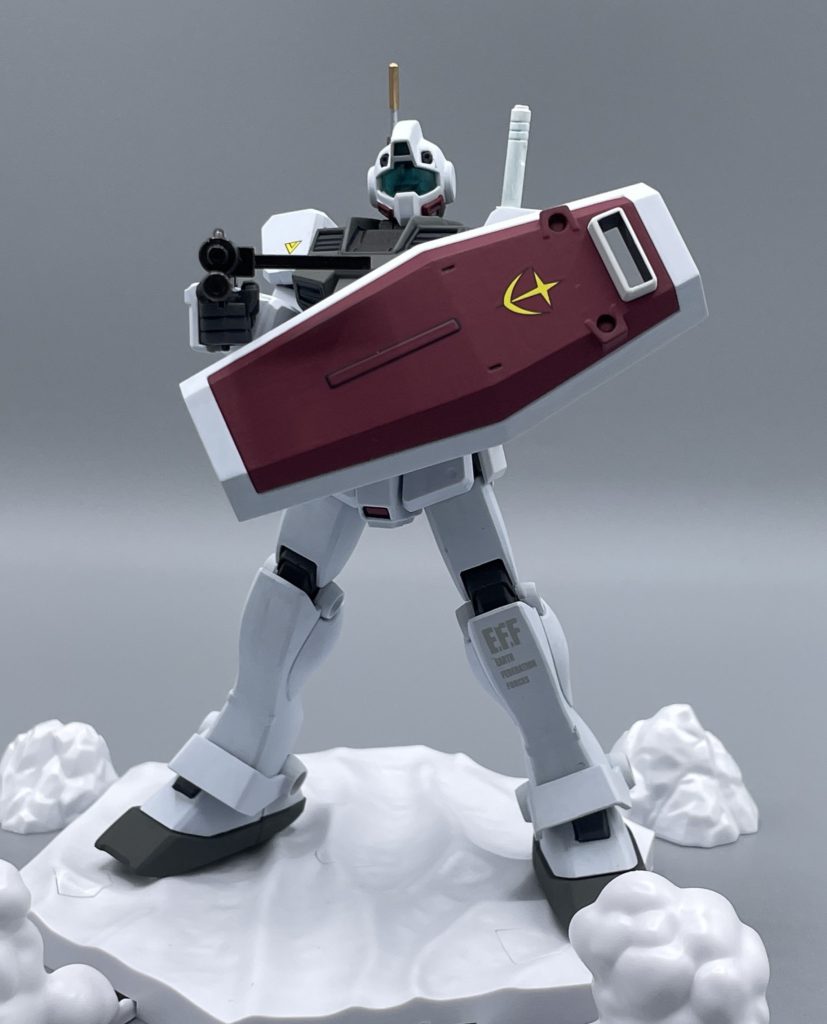 　OVA「機動戦士ガンダム0080 ポケットの中の戦争」では、地球連邦軍・北極基地に配備されています。ブラウン隊という部隊名でした。劇中での任務は、物語の核となるMS「ガンダムNT-1 ALEX」を護衛すること。　ALEXを宇宙に上げるためのシャトルは、あのサイクロプス隊に目を付けられてしまいます。ハイゴッグやズゴックEに搭乗するサイクロプス隊と対峙する、ブラウン隊（寒ジム）の運命やいかにッ・・・！？&nbsp;　ジムらしくやられ役ではあるのですが、このマシンガンでハイゴッグの撃破に成功するなど、大戦果も挙げています。戦果以上にやられまくっていますけどね(^^;