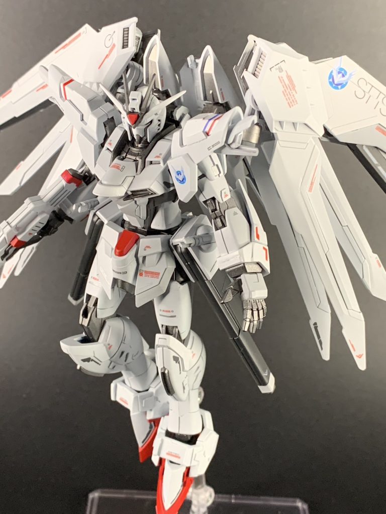 前。アンクルガードのアーチがなんかなー...って思ったのでここだけプラ板で直線主体に作り変えました。