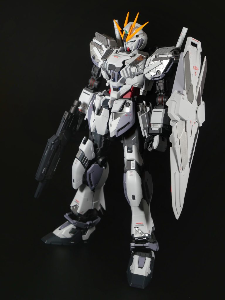 最新MGとの事だけあって、まるで手を加えられません・・エッジワークは勿論ですが、せめて塗装だけでも！と、サイコフレームを金属感あるガイアのプレミアムメッキで仕上げました