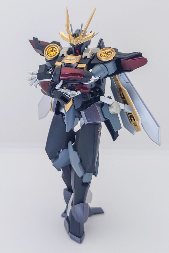 正面頭部と腕は、神バーニングガンダムを。胴体とバックパックは、ゴッドガンダムを。脚部は、ぶっとくごつくしたかったのでモビルレギンレイズのパーツを使用してみました。カラーリングは、当初はヒロイックに仕上げようかとも思ったのですが、ダークヒーローっぽく仕上げてみました!