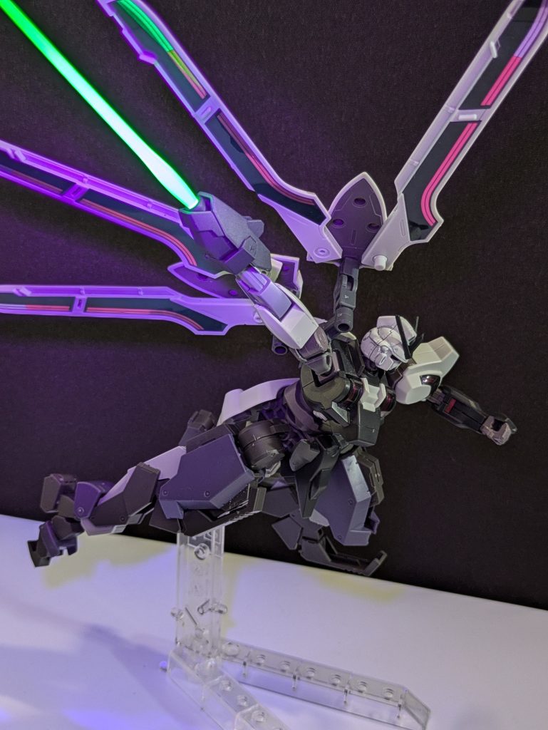 ブラックライトで光るビームサーベルを使って