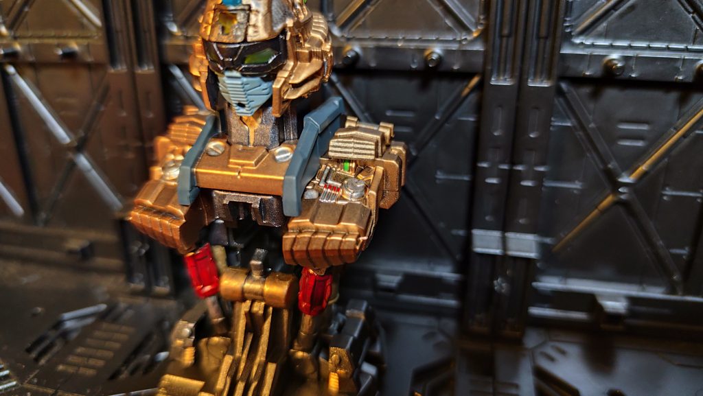 内部メカの塗装はこんな感じに塗りました。塗装前は金じゃなくてほぼ黄色なので、細かいワンポイントの筆塗りはしなくてもいいから、ゴールドをスプレー塗装するだけでもかなり見栄えが良くなると思います。