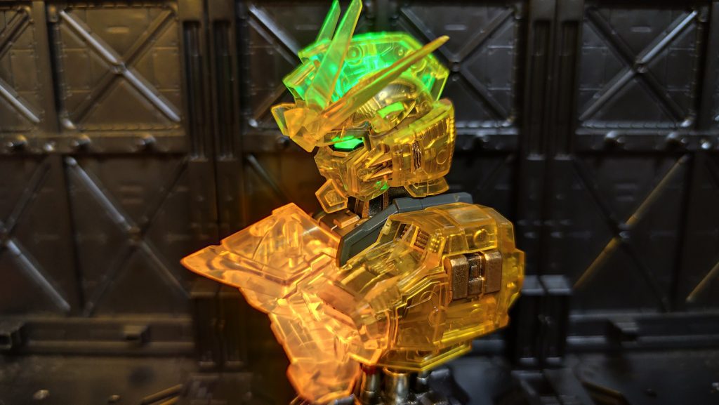 頭は別のキットの緑色のLEDを拝借。クリア外装は造形は分かりづらいけど、内部メカとLEDの光がよく見える。