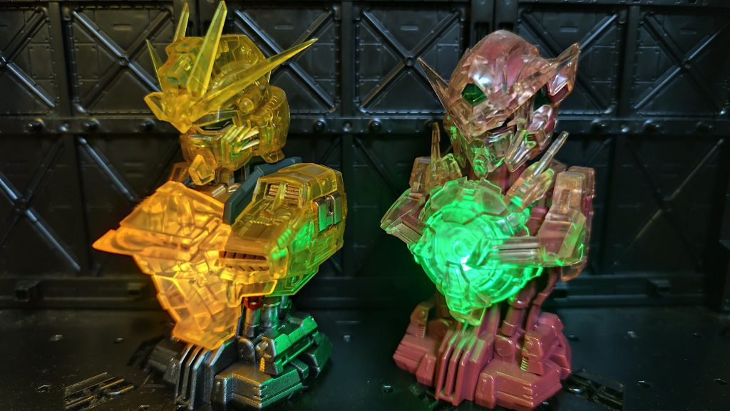 前に作ったエクシアと。エクシアは内部メカも無塗装ですが、やっぱり塗装した方が質感がぐっと上がります。久しぶりの投稿になりましたが、気に入っていただけたらいいねやコメント、フォローお願いします。YouTubeでオリジナル楽曲や歌ってみたも聴けるので、そちらもぜひ。