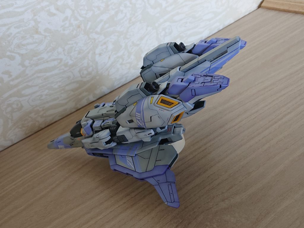 ver1.0にver2.0のデカールは無理かと思っていたがなんとか貼れました。…でも、何故、藤色なんだろう？