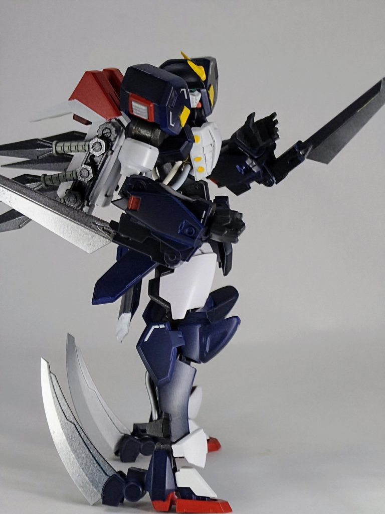 今回の機体の武装については、両腕のシュピーゲルブレード以外だとバックパックに苦無を6本に加え、両脚にブレードをつけた全身刃物だらけにしています。