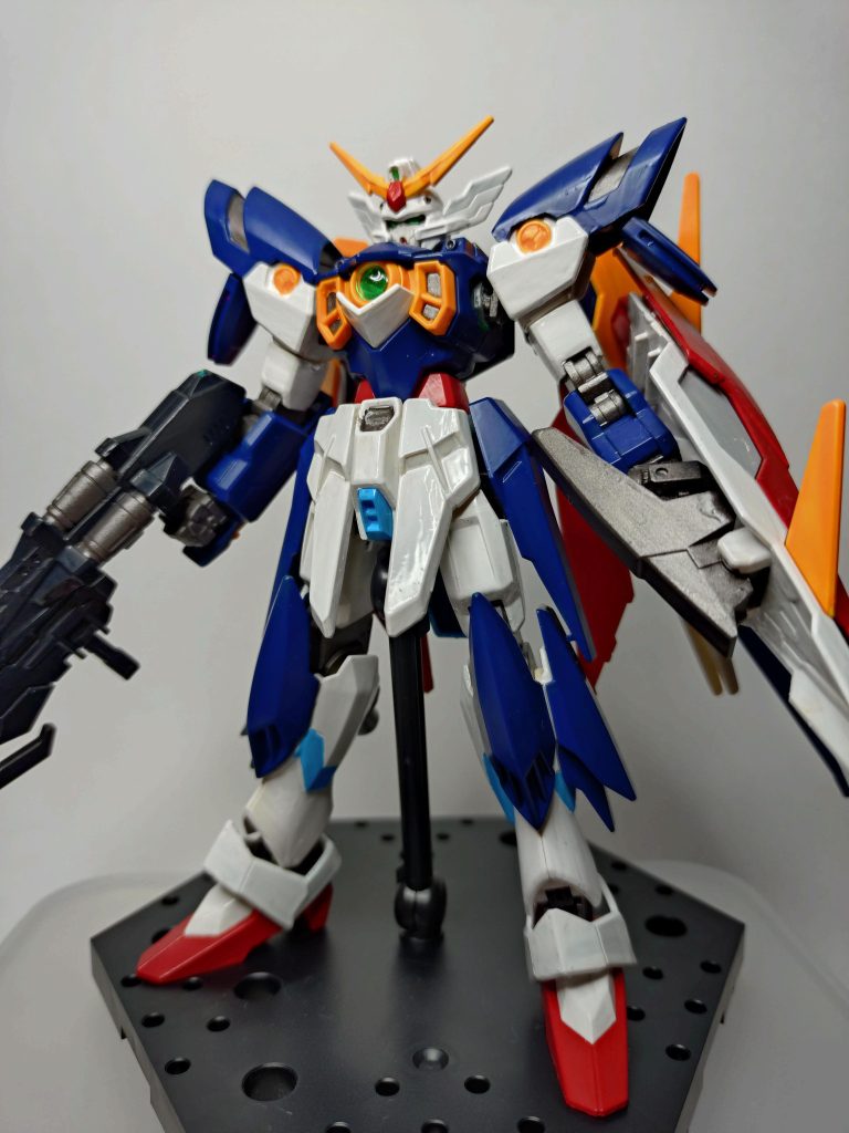 正面腰部パーツと脚部にアクセントでスカイブルーを入れてます。まるでいつでも自爆できるぜと言わんばかりの立ち方です。