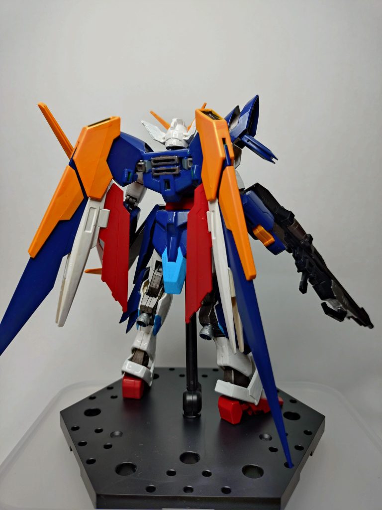 背面改めて見るとスラスターらしいスラスターはふくらはぎだけ…あの推進力は一体どこから出ているんだ…?