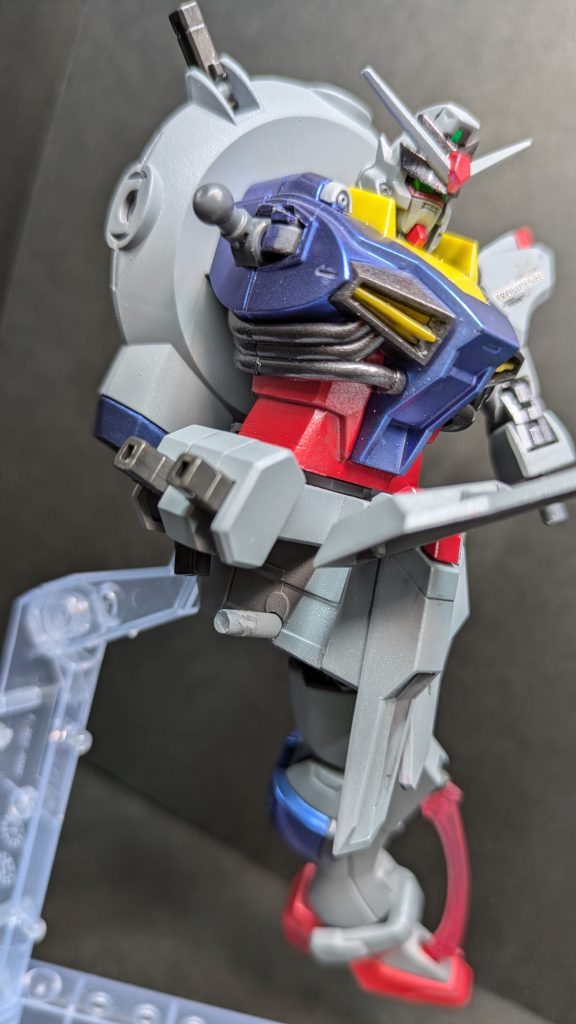 今さら旧hgをいじるのも大変なので腕と脚をhgceから持ってきて簡単に仕上げました腰を延長しましたが、スタンドジョイントパーツつかうと腰が浮くので延長しなくてもよかったかも肩はhgceディスティニーの肩関節をそのまま移植固定はホットボンドでやりましたが意外としっかりくっつきました股関節はボールジョイント切り飛ばして3mmプラ棒を突き刺しただけです