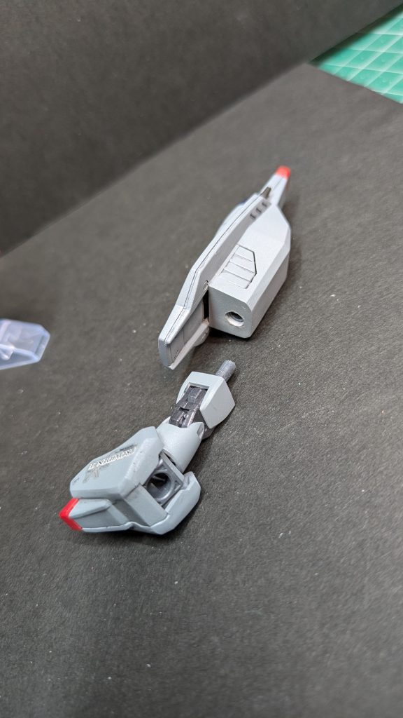 ディスティニーは下腕にロール軸があるので複合兵装防盾が刺さるように縦側にポリキャップ付けて蓋をました