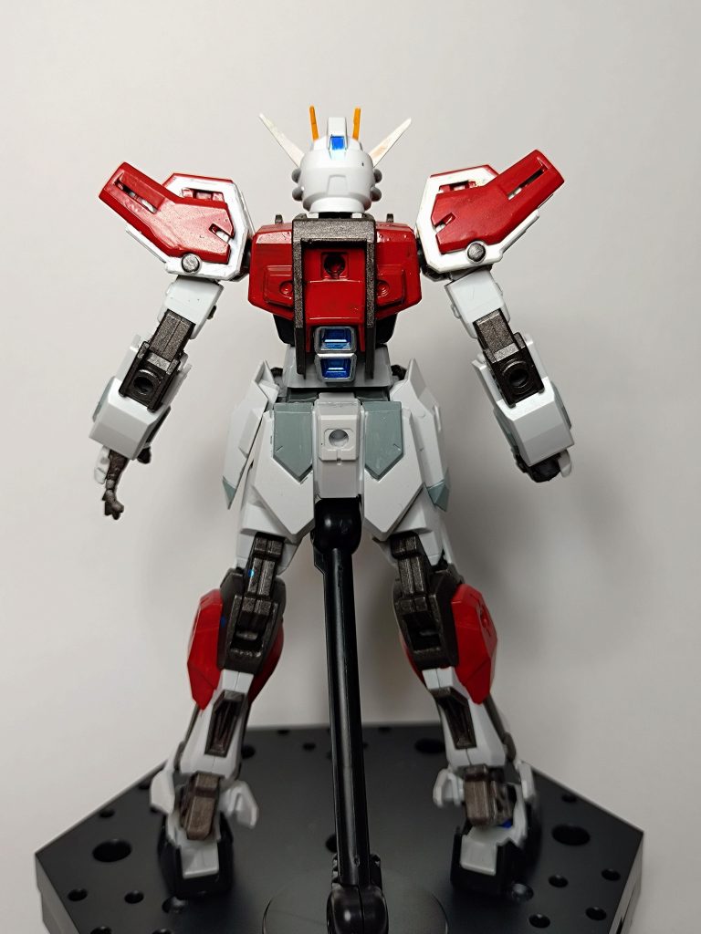 背面(シルエットブースターなし)ショルダーアーマーは前後裏返しで装着しているためクリアパーツのはめ込み穴があります。