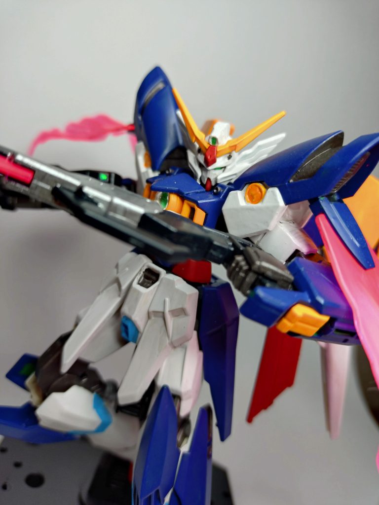 ビームサーベル&ビームマント展開クリアパーツは表面のみ蛍光ピンクで塗装。バスターライフルカスタムもブラックとガンメタルで塗り分けてます。