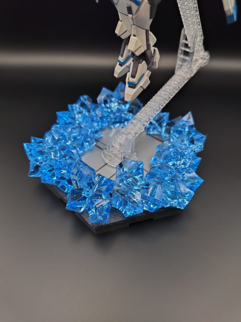 足元の結晶はELSの金属へと変える能力を特殊個体のELSなので結晶へ変える能力にしました。